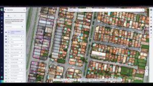 Plataforma de governança territorial exibe mapa urbano com lotes georreferenciados e camadas de informações integradas, apoiando o planejamento urbano, a gestão cadastral, a arrecadação e a tomada de decisões estratégicas pelas prefeituras.